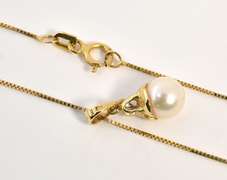 Feminine Pearl Pendant on Necklace