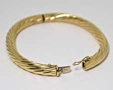 Ever-Popular 18K Heavy Ridged Bangle