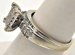 LADIES 14 KT WHITE GOLD DIAMOND RING.