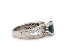 Attractive Platinum Ring w Tanzanite & Diamonds