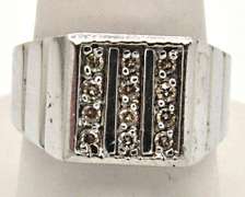 MEN'S 14 KT WHITE GOLD DIAMOND RING.
