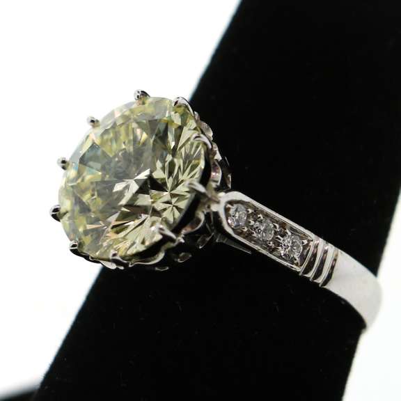 Magnificent and Very Fine Quality 4.76 Carats Diamond Solitaire Platinum Ring