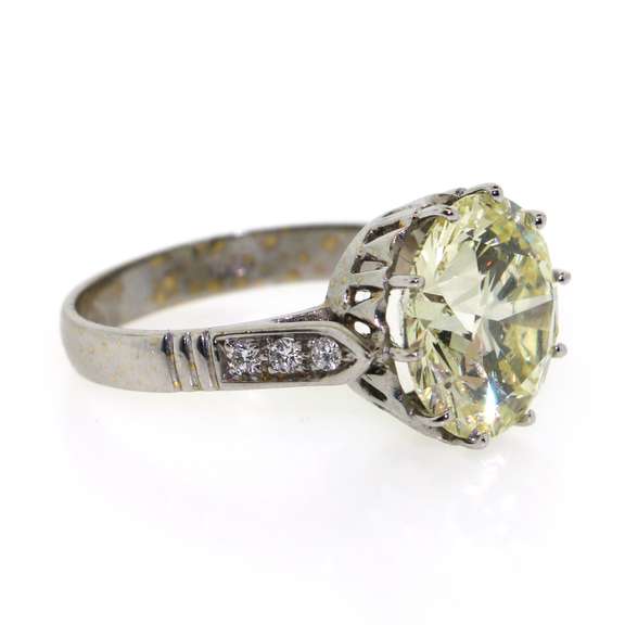 Magnificent and Very Fine Quality 4.76 Carats Diamond Solitaire Platinum Ring