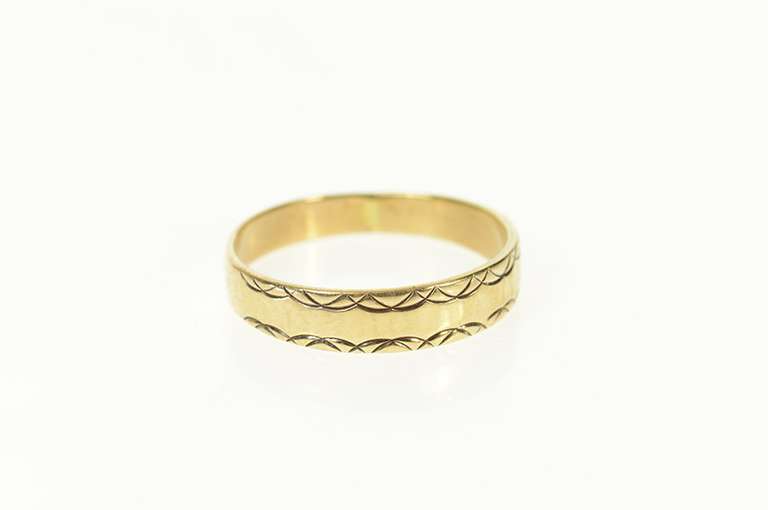 14K Yellow Gold Retro Scroll Pattern Graduated Wedding Band Ring