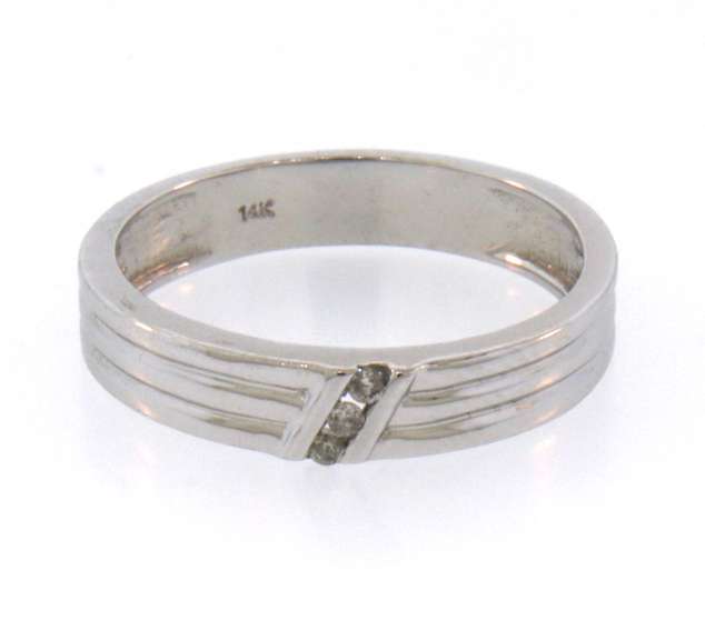 14k white gold diamond ring with 3 round diamonds