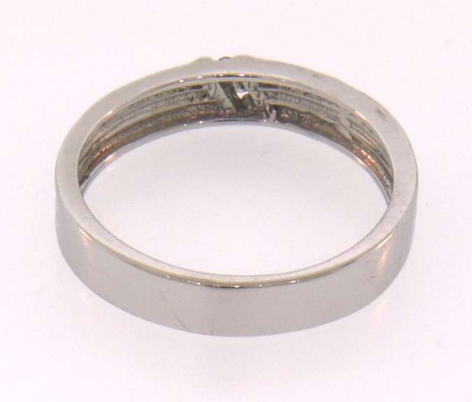 14k white gold diamond ring with 3 round diamonds