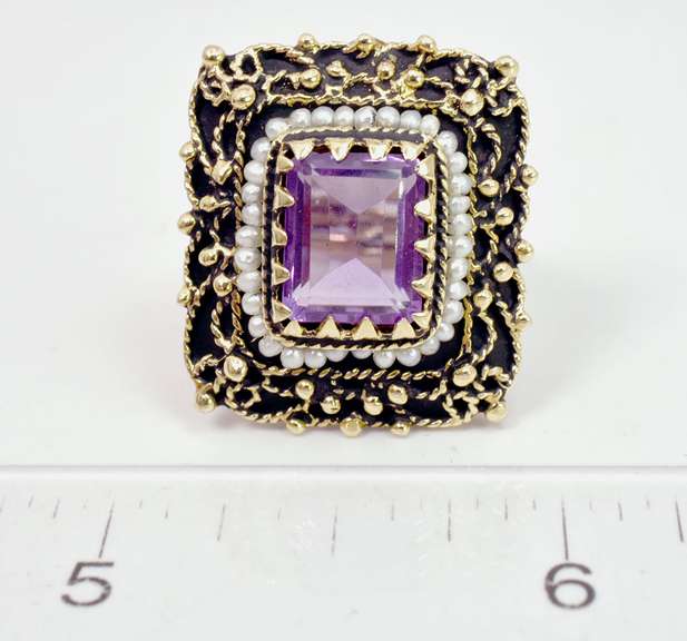 Jawdropping Amethyst Coctail Ring in 14K Yellow Gold