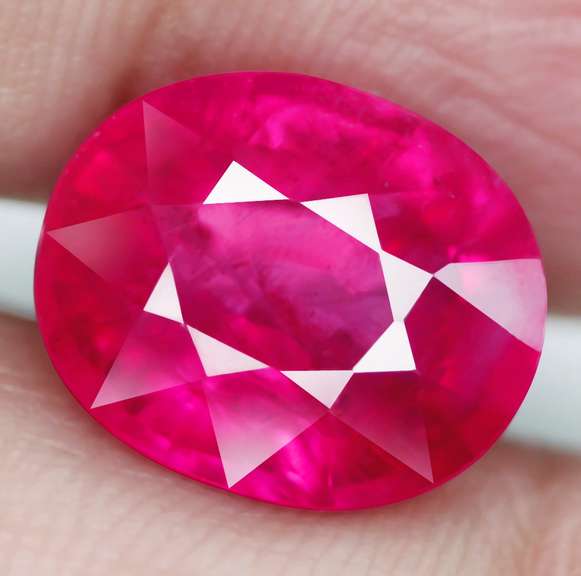 Stunning 6.01ct reddish pink Ruby