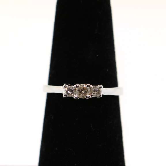 Elegant Three Stone 14kt White Gold Diamond Engagment Ring