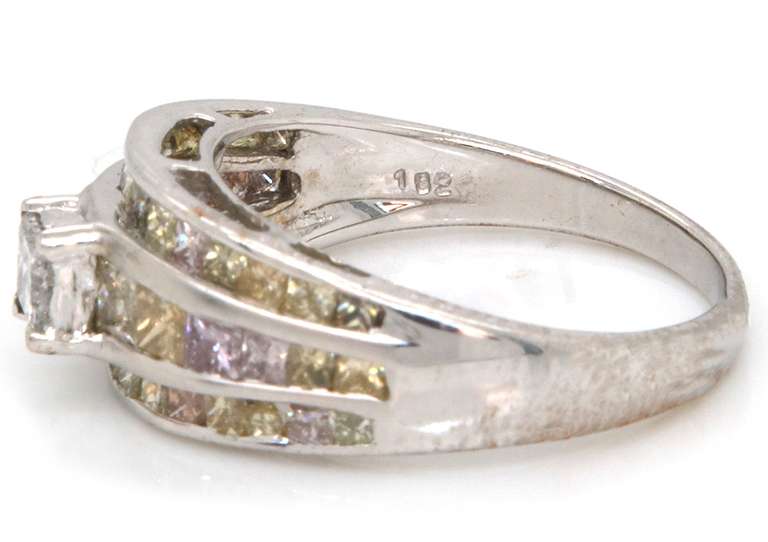 LADIES 18 KT WHITE GOLD DIAMOND RING.