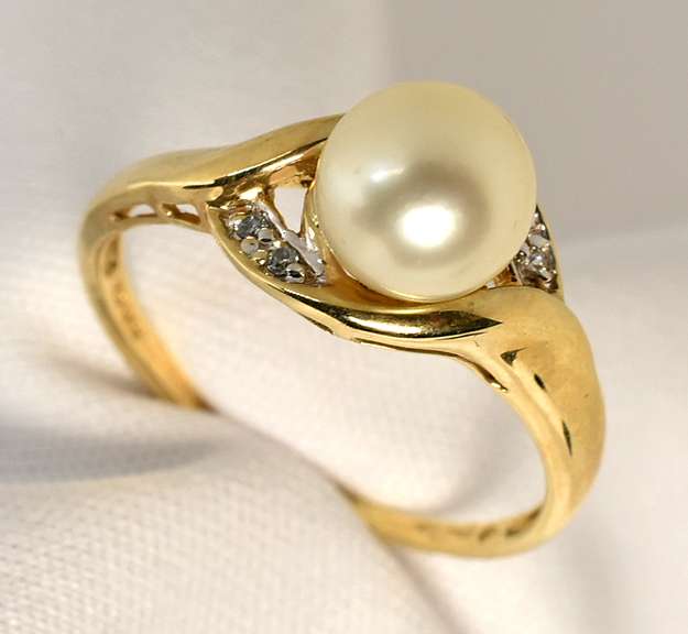 Contemporary Single Pearl Ring