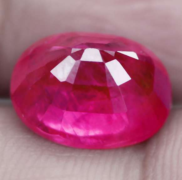 Stunning 6.01ct reddish pink Ruby