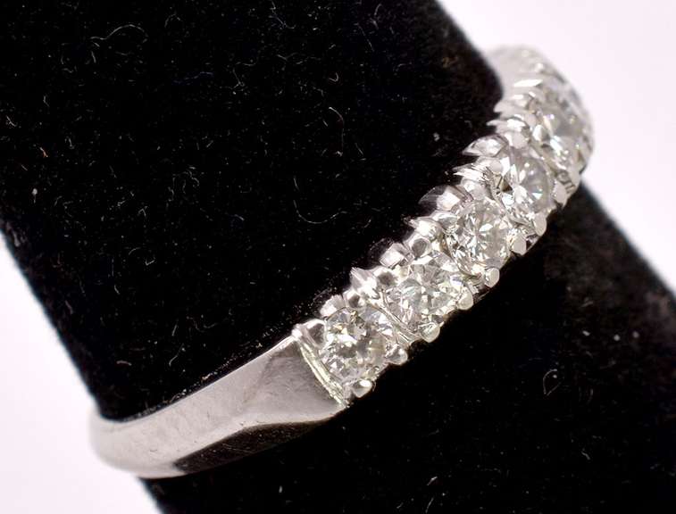 Beautiful Ladies Platinum Ring with Sparkling Diamonds
