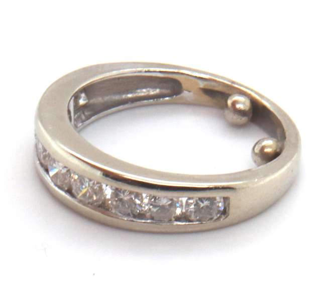 18KT WHITE GOLD DIAMOND BAND.