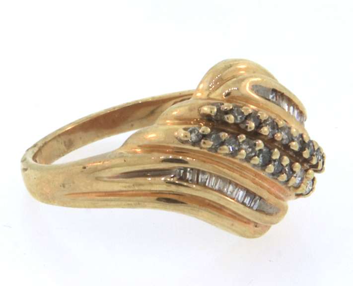 Pretty 10kt yellow gold diamond band ring