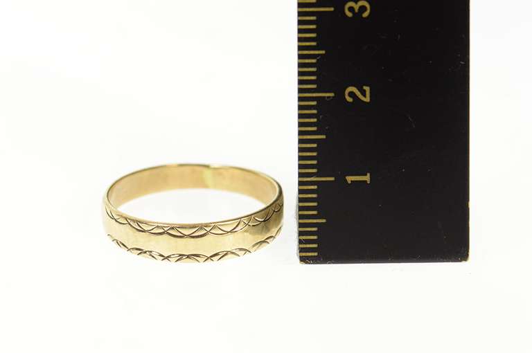 14K Yellow Gold Retro Scroll Pattern Graduated Wedding Band Ring