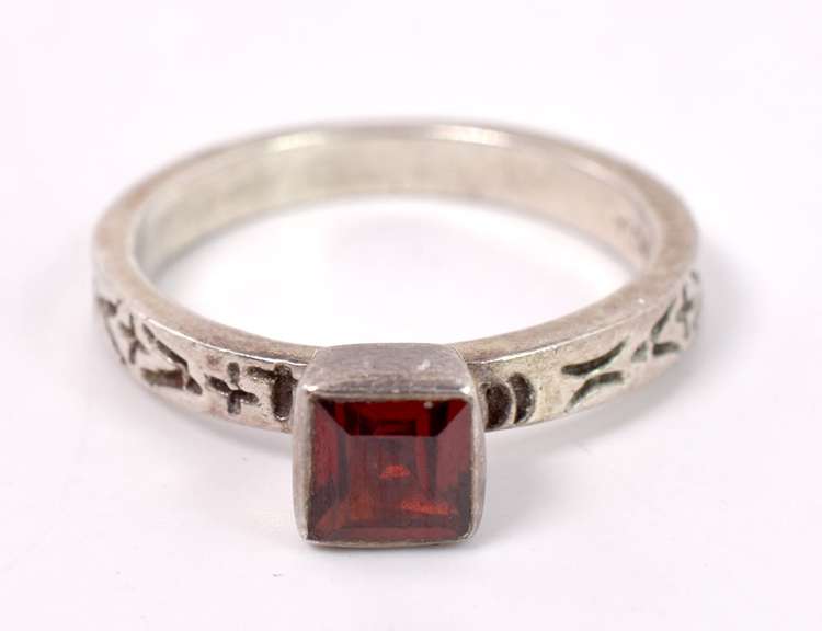 Beautiful Garnet ring in Sterling Silver
