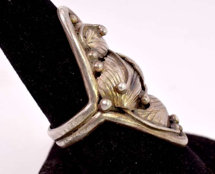 Sterling Silver Vintage Leaves Ring.