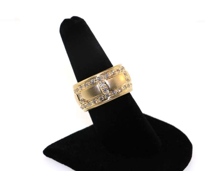 Gigantic 14kt Yellow Gold Ring with round Diamonds