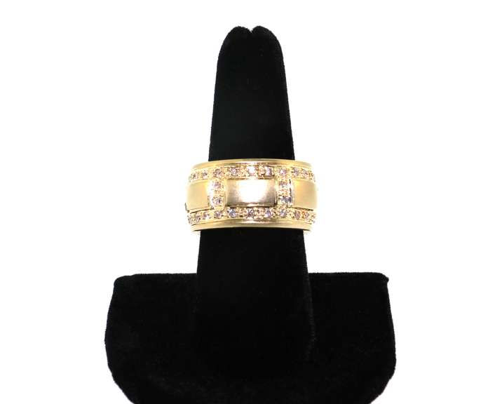 Gigantic 14kt Yellow Gold Ring with round Diamonds