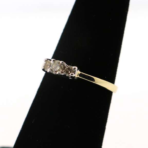 Charming 14kt Yellow Gold Diamond Ring with 3 Round Diamonds