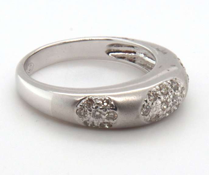 LADIES 18K WHITE GOLD DIAMOND BAND SATIN FINISH.