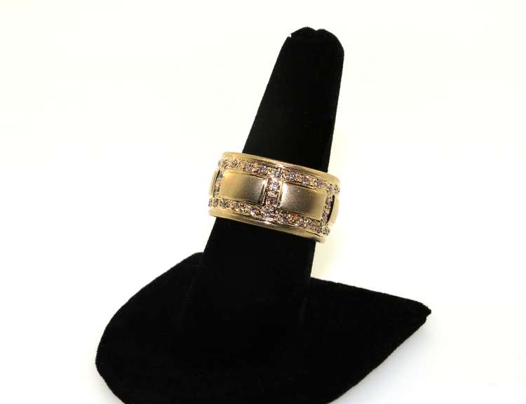 Gigantic 14kt Yellow Gold Ring with round Diamonds