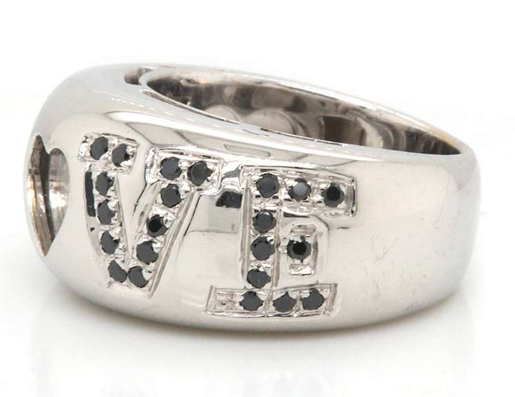 LADIES 18 KT WHITE GOLD DIAMOND 'LOVE' RING.