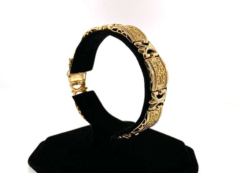 Beautiful Solid 14kt Yellow Gold Bracelet with Design