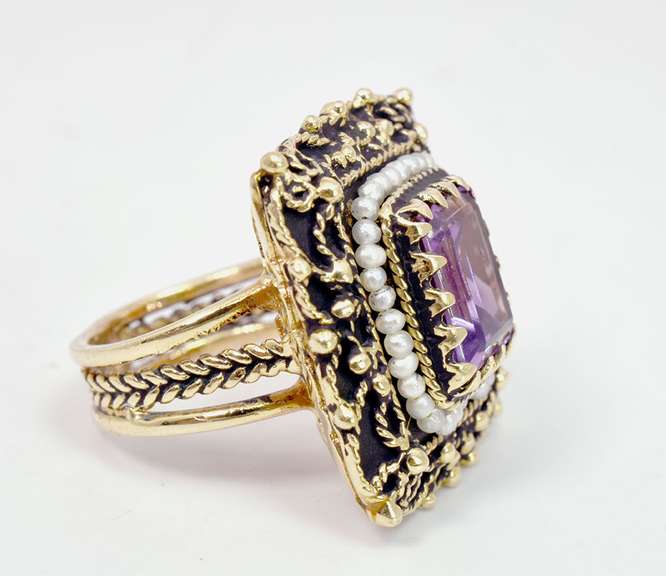 Jawdropping Amethyst Coctail Ring in 14K Yellow Gold