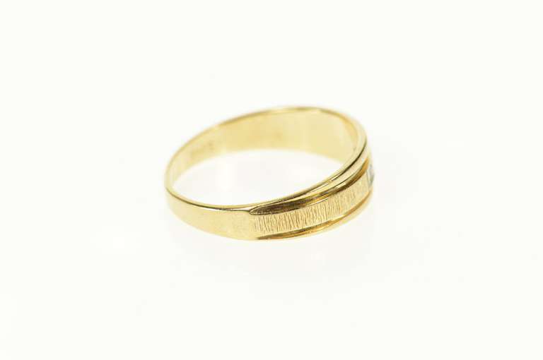 14K Yellow Gold Graduated Diamond Grooved Wedding Band Ring