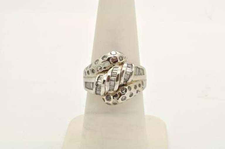 LADIES 14 KT WHITE GOLD DIAMOND RING