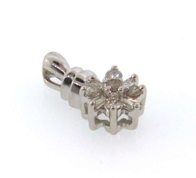 Very Cute 10kt White Gold Diamond Floral Pendant