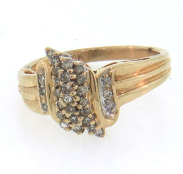 Lovely 10kt Yellow Gold Diamond Cluster Ring