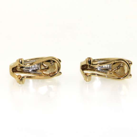 Contemporary 14kt Yellow Gold Cufflinks with Baguette Diamonds