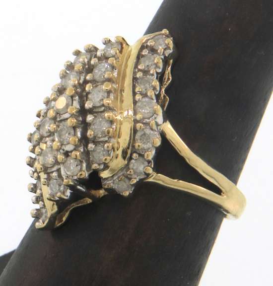Eye-catching 10kt yellow gold diamond cluster ring