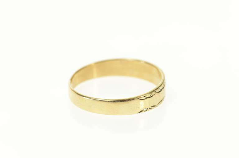 14K Yellow Gold Retro Scroll Pattern Graduated Wedding Band Ring