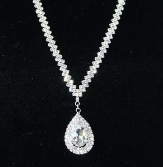 Set Of Fashion Jewelry Neck Lace And Earrings
