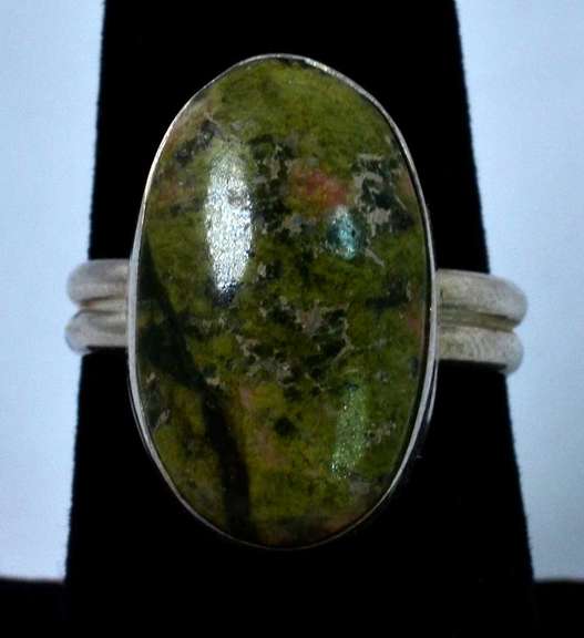 Sterling Silver Green Stone Ring.