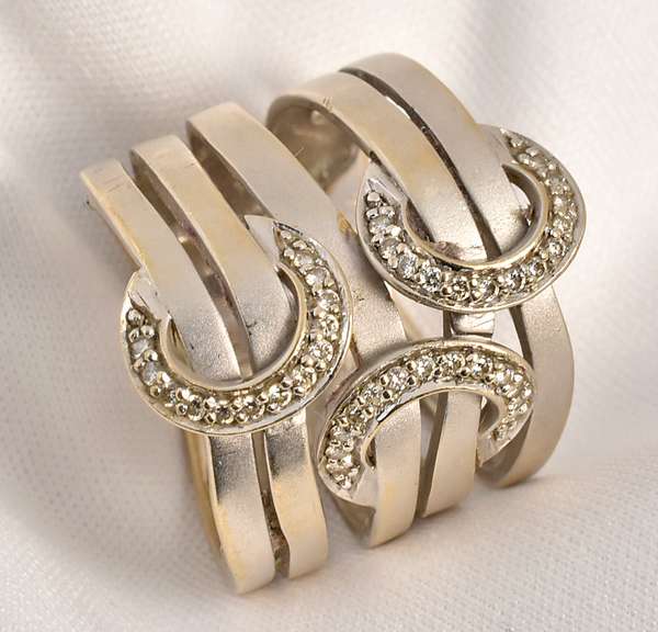 Unique Wide 18k WG ring with Diamonds