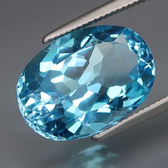 Dazzling 7.77ct 14mm Swiss blue Topaz