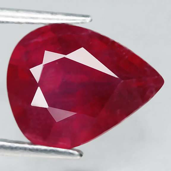 Gorgeous 3.61ct pear cut Ruby center stone