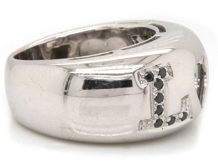 LADIES 18 KT WHITE GOLD DIAMOND 'LOVE' RING.