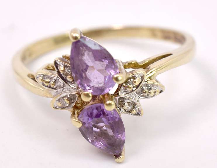 Darling Ladies Ring with Amethyst and Diamonds in Yellow Gold