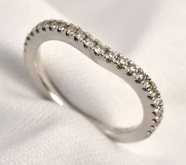Pretty 14k Wavy Diamond Band