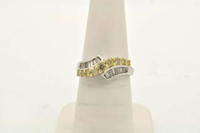 LADIES 18 KT WHITE GOLD DIAMOND RING