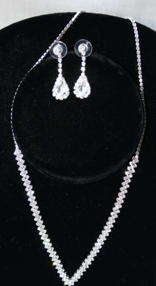 Set Of Fashion Jewelry Neck Lace And Earrings