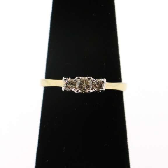 Charming 14kt Yellow Gold Diamond Ring with 3 Round Diamonds
