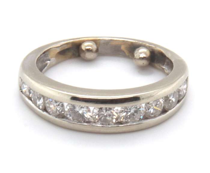 18KT WHITE GOLD DIAMOND BAND.
