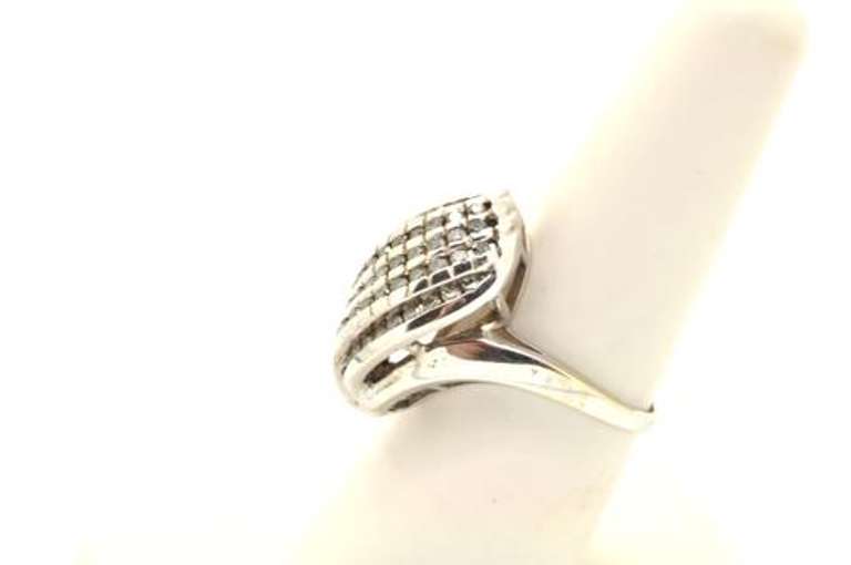 LADIES 14 KT WHITE GOLD DIAMOND RING